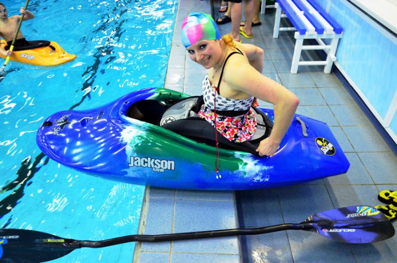 Открытый Чемпионат СПБ по фристайлу на гладкой воде в бассейнах 2014. 1я попытка в кат. К1-Ж